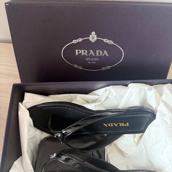 NWT Prada Thong Flat Sandals Black Leather Triangle Logo Sz 35 - Picture 3 of 10